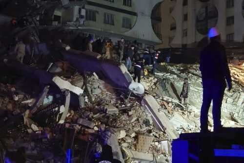 Videos: Terremoto y tsunami en Turquía deja más de 4,300 muertos y miles de heridos